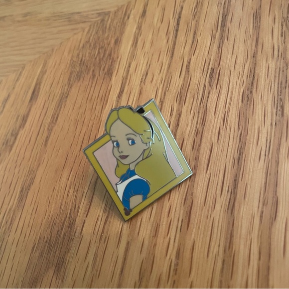 Alice in Wonderland Portrait Cast Lanyard Collection Pin - Picture 1 of 2